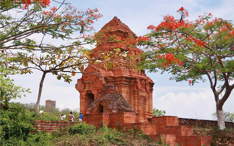 Tháp Chàm PoshaInư - di tích cổ của vương quốc Chăm Pa xưa